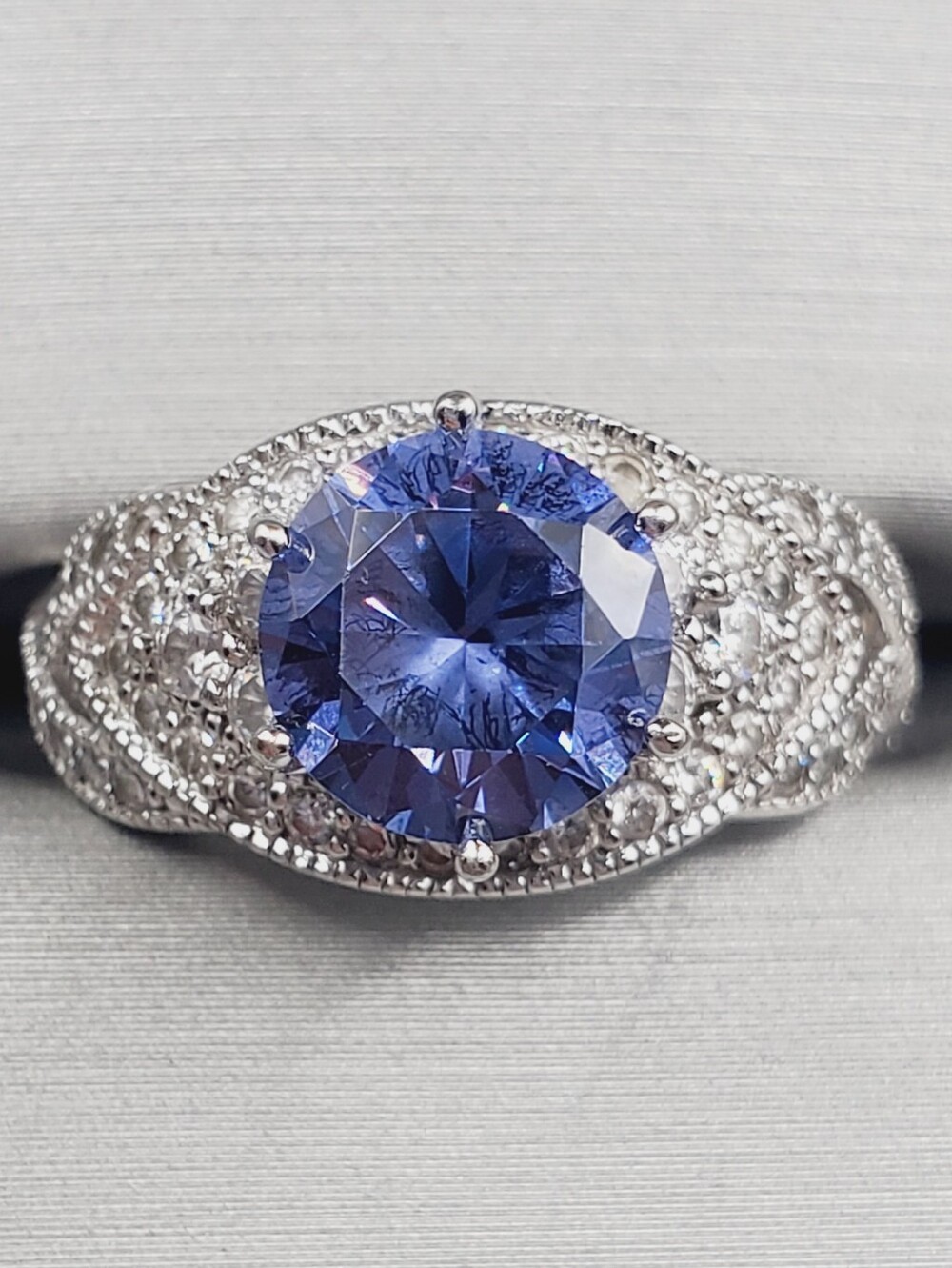 Round Tanzanite Center Stone & Pave Accents - 925 Sterling Silver Twist Ring